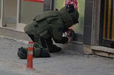 İşyeri önündeki kargo poşeti korkuttu