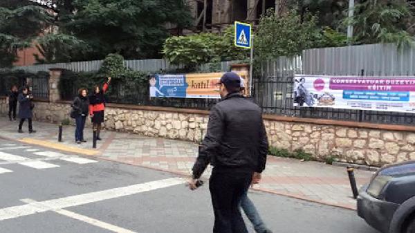 Eyleme geç kalan iki kadının kaldırımda protestosuna polis izin vermedi