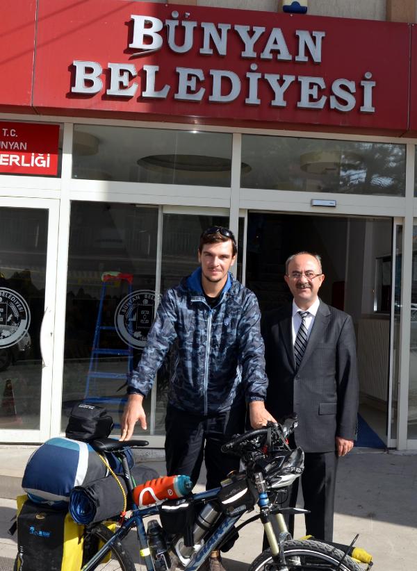 Bisikletiyle hem Türkiye'yi geziyor hem de bin çocuğu okutuyor