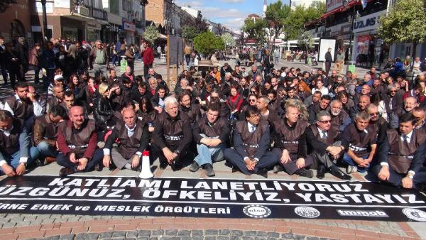 Teröre tepki amacıyla siyah giyindiler, oturma eylemi yaptılar