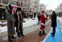 BBP'LİLER, 'YENİÇERİ'YE 'NOEL BABA'YI KOVALATTI