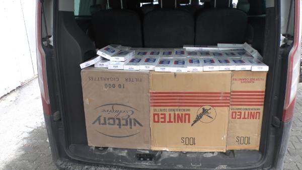 Kamyonetten 16 bin 650 paket kaçak sigara çıktı
