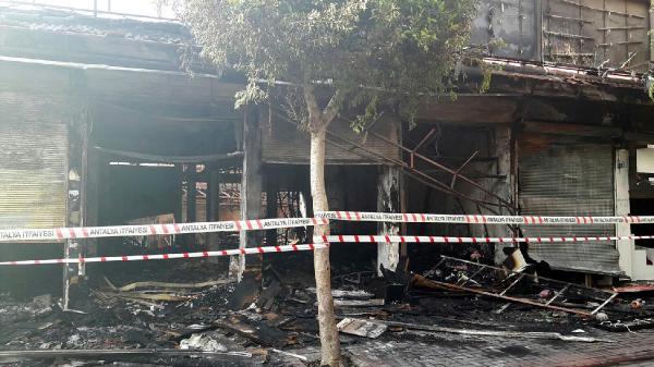 Alanya'daki yangında 7 işyeri yandı, 15 işyeri zarar gördü