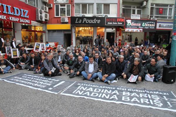 Ankara'daki saldırıya oturma eylemiyle tepki