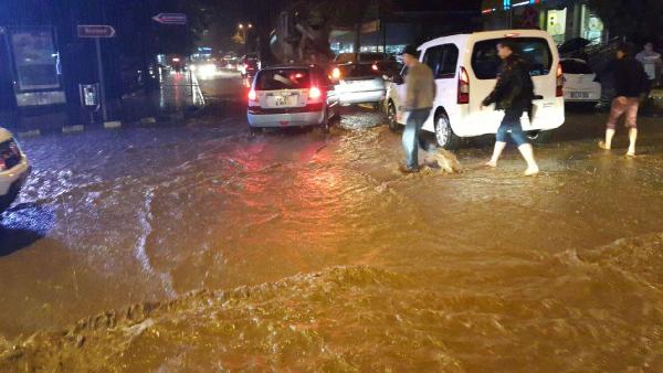 Ordu ve Samsun'da sağanak yağmur yaşamı etkiledi