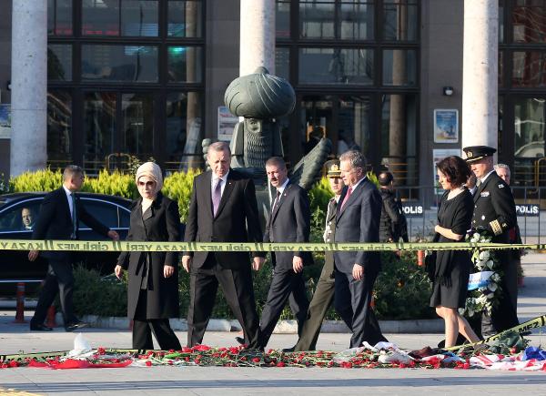Cumhurbaşkanı Erdoğan ve Finlandiya Cumhurbaşkanı Niinistö Ankara Garı'na karanfil bıraktı