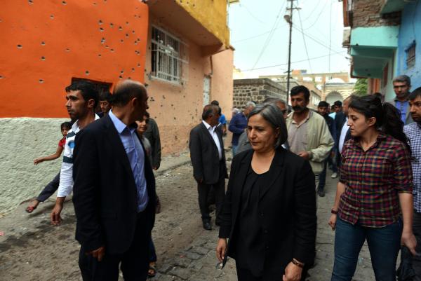 Sokağa çıkma yasağı kaldırılan Sur İlçesi'nde 'Türkün gücünü göreceksiniz' yazısı