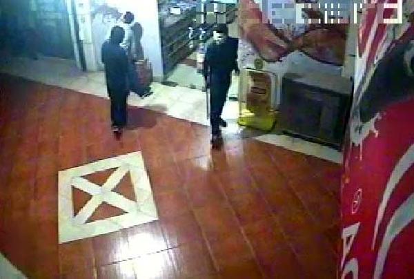 Maskeli hırsızlar önce kameraya, sonra polise yakalandı