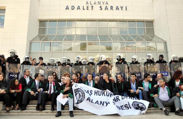 Avukatların basın açıklamasına biber gazlı müdahale