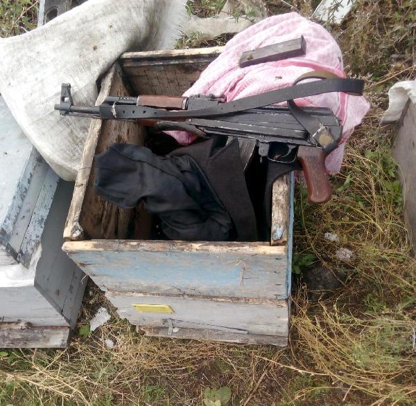 HDP'li başkan, arı kovanına sakladığı silahlarla yakalandı