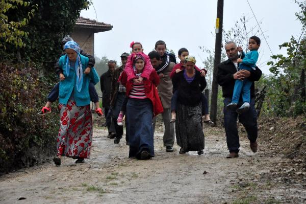 Araç girmeyen çamurlu yolda çocuklarını sırtlarında taşıyorlar