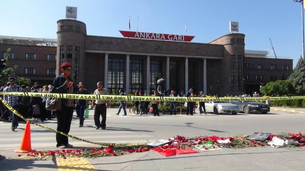 ASO Başkanı Özbebir ve beraberindekiler Ankara Garı'na karanfil bıraktı (1)
