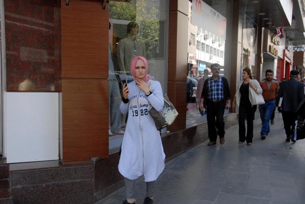 Sokağa çıkma yasağı kaldırılan Sur İlçesi'nde 'Türkün gücünü göreceksiniz' yazısı (2)