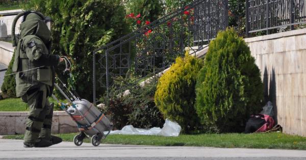 Şüpheli okul çantası fünyeyle patlatıldı