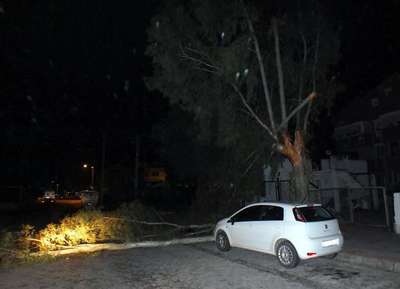 Fırtına ve yağmur Marmaris'te hayatı olumsuz etkiledi