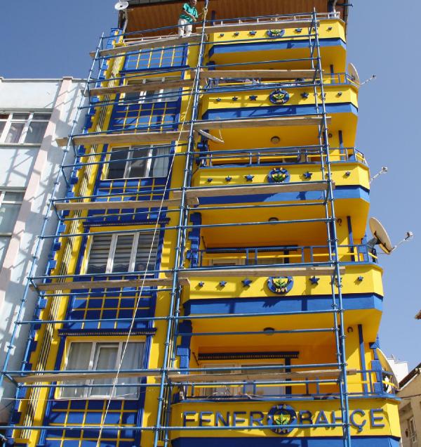 Fanatik taraftar apartmanını sarı laciverte boyattı