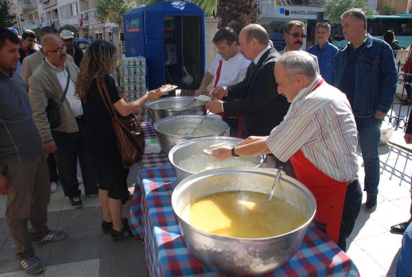 Emlakçılar, Şehitler ve terör kurbanları için pilav- ayran dağıttı