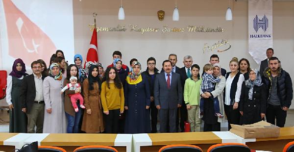 Şehit eşi kucağındaki bebeğiyle tablet aldı