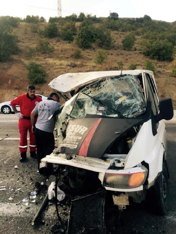 Elazığ'da 2 minibüs kafa kafaya çarpıştı: 1 ölü 9 yaralı