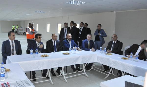 Bakan Işık 1180 yataklı Şehir Hastanesi inşaat alanında inceleme yaptı