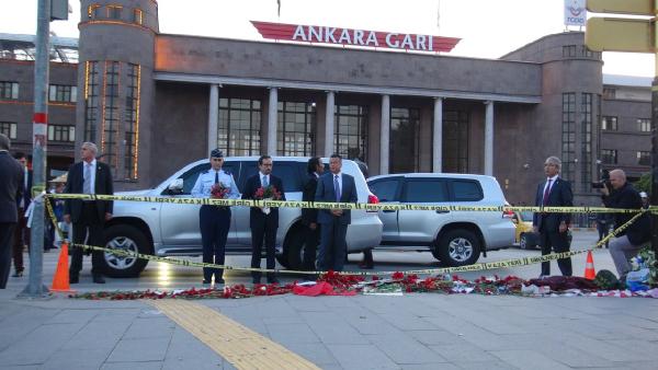ABD Büyükelçisi, patlamanın olduğu meydana karanfil bıraktı
