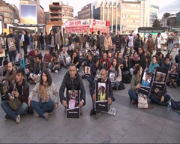 HDP'liler Kadıköy İskele Meydanı'nda "Barış İçin Oturma Eylemi" yaptı