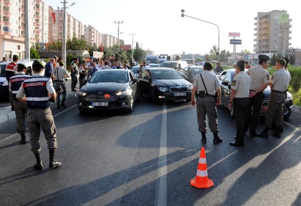 MHP konvoyuna jandarma engeli