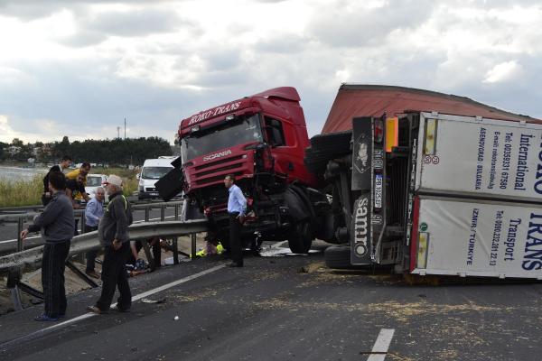 TIR devrildi, yol 3 saat trafiğe kapandı