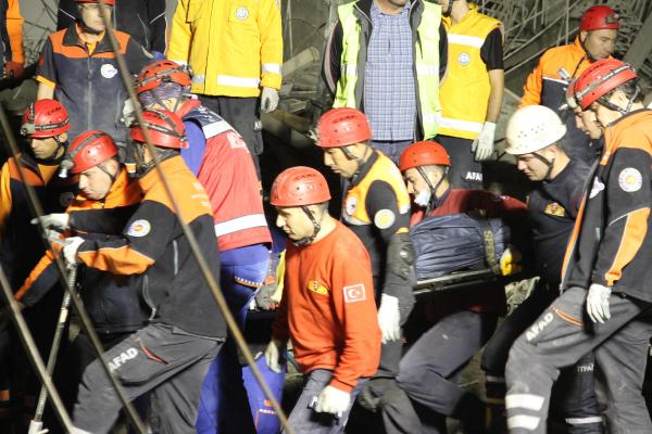 BAÜ Tıp Fakültesi Hastanesi ek binası inşaatında çatı faciası (3)
