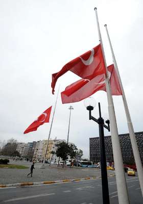 Türkiye'de bayraklar yarıya indi