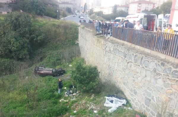 Servis minibüsü ile çarpışan otomobil dere yatağına uçtu
