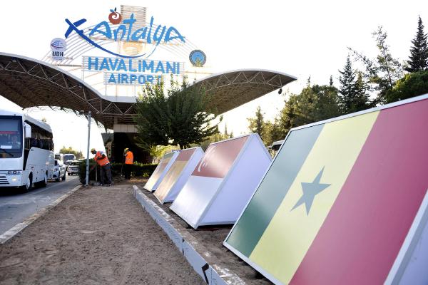 Havalimanı G-20 bayraklarıyla donatıldı