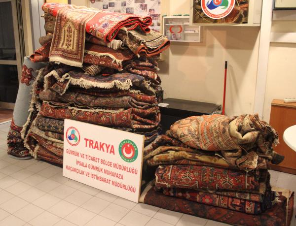 İpsala'da yolcu otobüsünden 42 adet İran halısı çıktı