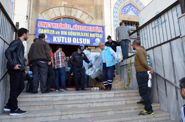 Cami girişinde ölü bulundu