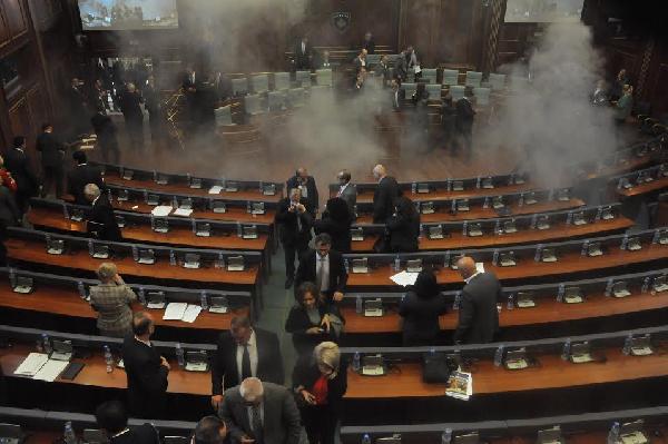 - Vekiller, Kosova meclisine yine gaz bombası attı...
