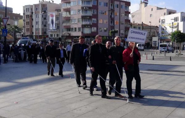 Teröre karşı beyaz bastonla yürüdüler
