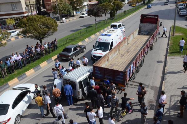 Gaziantep’te hafif ticari araç TIR’a çarptı: 2 yaralı
