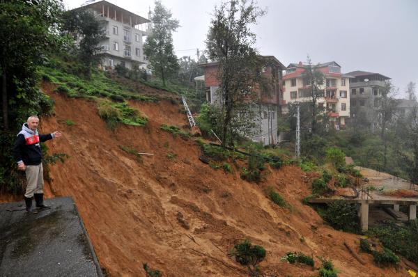 Rize'de aşırı yağış etkili oldu: 1 ev çöktü, 2 ev boşaltıldı, 28 köy yolu ulaşıma kapandı (2)