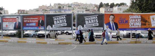 Şanlıurfa’da 4 siyasi partinin afişleri yan yana asıldı