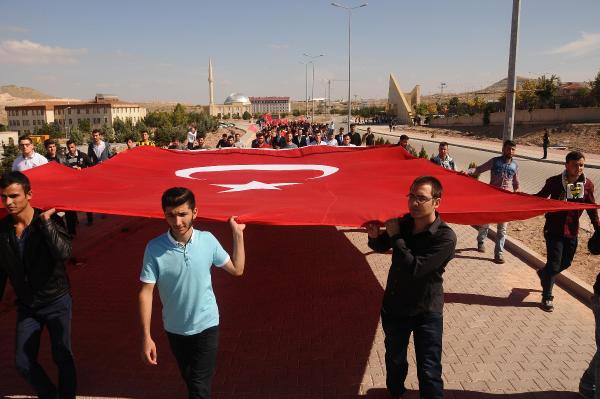 Nevşehir'de üniversitelilerden şehitlere saygı yürüyüşü