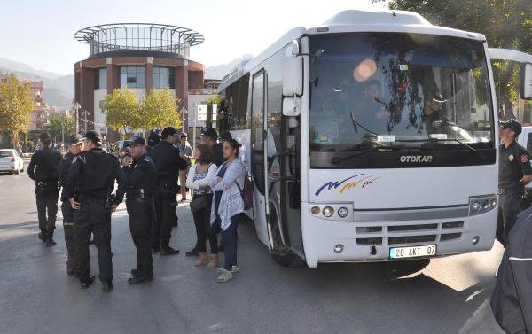Denizli'de AK Parti standını protestoya 10 gözaltı