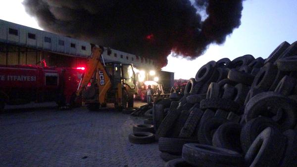 Uşak'ta kauçuk fabrikası alev alev yandı
