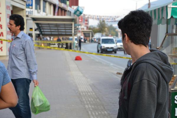 Metro istasyonu önünde bırakılan çanta fünye ile patlatıldı