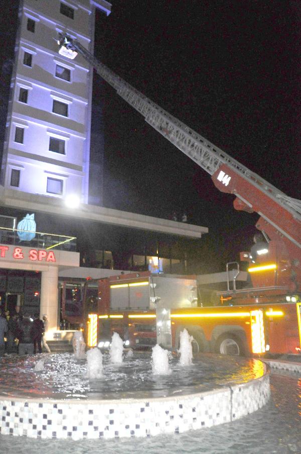 Otelde çıkan yangında 150 kişi mahsur kaldı