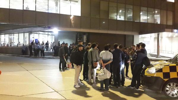 Rötar yolcuları çileden çıkardı, apronda yol kapattırdı