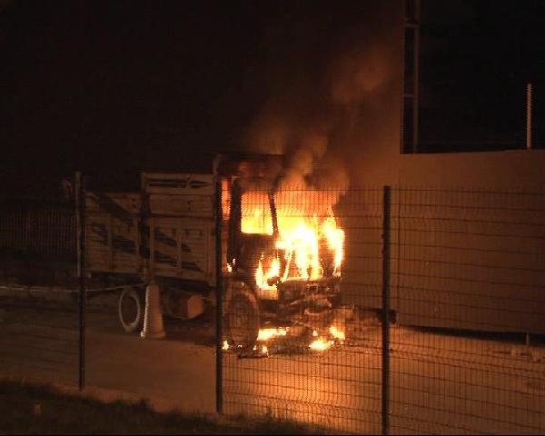 Kadıköy'de park halindeki kamyonet alev alev yandı