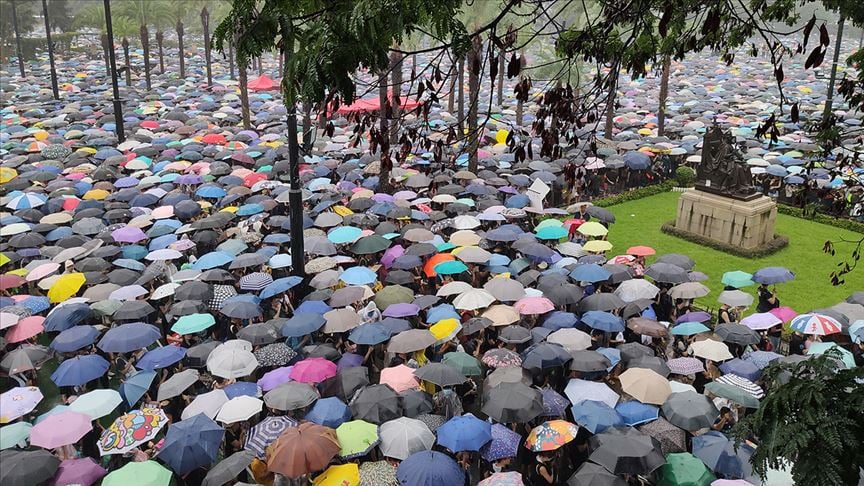 Hong Kong’da göstericiler AVM’yi bastı