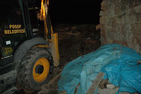 Posof'ta aşırı yağış nedeni ile bir ev çöktü
