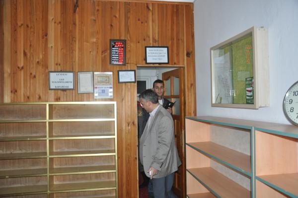 Camiden yardım kutusu ve yedek ampulleri çaldılar