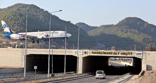 Altından otoban geçen havalimanı